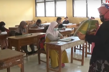 SMP Negeri 02 Jatibarang, Kabupaten Brebes, Jawa Tengah, nekat membuka sekolah untuk pembelajaran langsung atau tatap muka