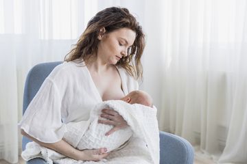 Ibu menyusui perlu membatasi asupan gula karena dapat memengaruhi ASI yang berdampak pada kesehatan bayi. Contohnya bayi kelak berisiko menyandang diabetes..