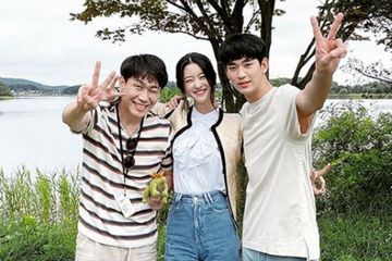 cover -  Potret akrab Kim Soo Hyun dengan kru produksi  It's Okay to Not Be Okay jadi sorotan.  