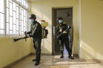 Tentara Vietnam melakukan disinfektasi di apartemen warga. Vietnam yang dulu disanjung bebas Covid-19, kini kematian akibat virus corona di negara itu berlipat ganda.