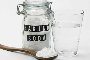 Baking soda, salah satu resep pengobatan rumahan untuk memutihkan gigi kuning.