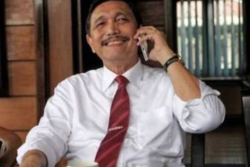 Luhut menyebut, pemerintah  Indonesia ingin memberi izin dokter asing berpraktik di sini, dokter Tompi menjawab cukup alatnya saja yang diimpor.