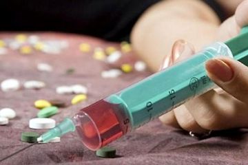 Terinfeksi virus hepatitis C juga dapat terjadi akibat penggunaan jarum suntik bersama.