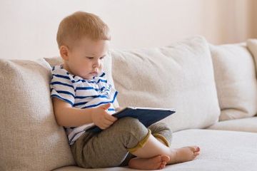 Jangan biarkan, ini beberapa dampak negatif jika anak sering menggunakan gadget 