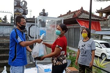 Penyerahan bantuan kepada keluarga terdampak Covid-19 di Bali oleh SOS Children's Villages dan Allianz.