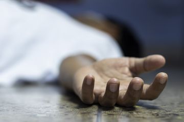 Habisi Nyawa Ibunya Sendiri, Gadis 19 Tahun Tinggal Bersama Mayat sang Ibu yang Membusuk di Bak Mandi, Tetangga Tak Curiga Walaupun Bau Busuk Menyelimuti Rumahnya Selama 4 Bulan