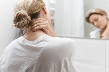 Cara mengatasi sakit leher karena salah bantal