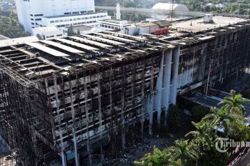 Warta Kota/Angga Bhagya Nugraha Gedung Kejaksaan Agung RI di kawasan Blok M, Jakarta Selatan, tampak ludes usai dilalap si jago merah, Minggu (23/8/2020). Hampir keseluruhan bangunan Kantor Kejagung hangus akibat kebakaran yang terjadi pada Sabtu (22/8/2020) malam hingga Minggu pagi.
