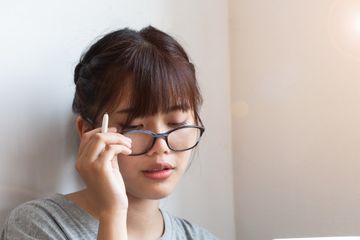 Meskipun menggunakan kacamata, penularan virus corona lewat mata tetap bisa terjadi.