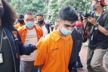 Peragakan Adegan Cabul Hingga Hubungan Badan Ternyata Begini Cara Peserta Pesta Gay Tentukan Peran Sebagai Top Bottom Atau Vers Polisi Memutar Botol Air Mineral Semua Halaman Grid Hot