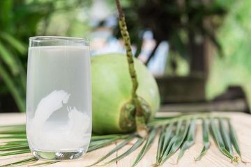 Jangan Sembarangan Minum Air Kelapa, Tak Semua Orang Bisa Mengonsumsinya