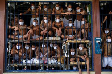 Para anggota geng MS-13 dan MS-18 di penjara El Savador