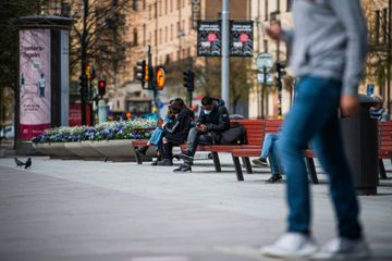 Meskipun Swedia tidak pernah menerapkan lockdown, namun kasus aktif Covid-19 termasuk rendah karena warganya patuh menjaga jarak.