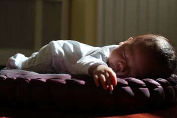 Posisi Tidur Bayi Telentang Vs Tengkurap, Alamiahnya Menyukai Posisi Perut di Bawah
