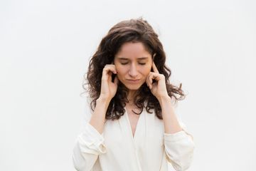 Tinnitus ditandai dengan adanya gejala bunyi berdengung atau berdenging yang timbul secara terus menerus. 