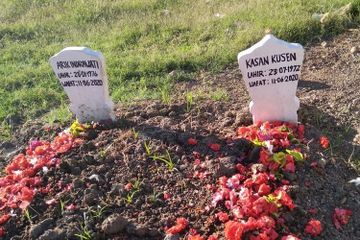 Foto kuburan ayah dan ibu Fridan yang meninggal selang 30 menit.