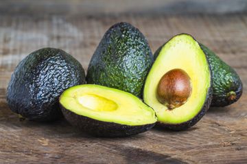 Alpukat salah satu makanan yang baik  bagi kesehatan kulit, rambut, dan kuku karena alpukat mengandung banyak vitamin E, lemak baik, serat, dan vitamin C.