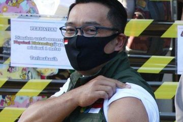 Gubernur Jabar Ridwan Kamil seusai menjalani penyuntikan sebagai relawan uji klinis vaksin Covid-19 di Puskesmas Garuda, Kota Bandung, Jumat (28/8).