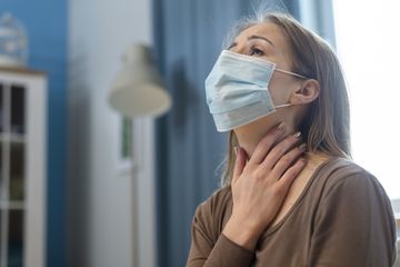 Penyebab sakit tenggorokan saat memakai masker.