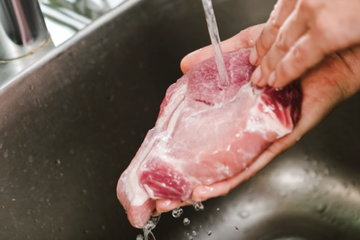 Daging merah, ikan, ayam, jamur, pasta, sebelum dimasak jangan dicuci. Berbahaya. Ada kontaminasi bakteri jahat.
