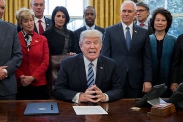 Donald Trump Kelabakan, di Masa Kampanye Penuh Persaingan Ketat, Orang Terdekatnya Satu per Satu Tumbang Karena Covid-19