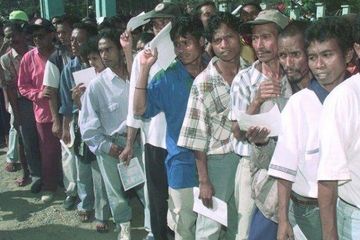 Ribuan warga Kota Dili antre dalam pelaksanaan penentuan pendapat di Timor Timur, 30 Agustus 1999.