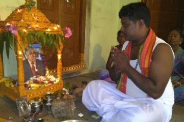 Bussa Krishna, petani asal Hyderabad, India, ketika berdoa di depan foto Presiden Amerika Serikat Donald Trump yang dianggapnya dewa. Bussa akhirnya meninggal karena serangan jantung. 