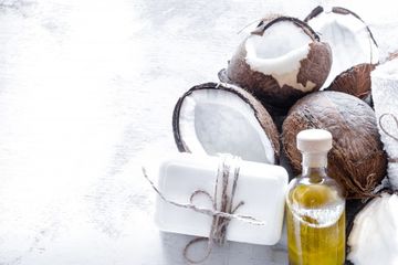 Peneliti di Filipina mengatakan  minyak kelapa murni atau Virgin Coconut Oil (VCO) dapat menjadi pengobatan yang layak untuk penyakit paru-paru yang disebabkan oleh virus corona. 