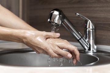 Rajin mencuci tangan adalah salah satu pencegahan terbaik infeksi pencernaan gastroenteritis.