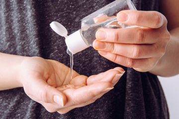 Jadi Andalan Ketika Tak Bisa Cuci Tangan,  Hindari Kesalahan Menggunakan Hand Sanitizer 