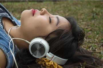 Stop Penggunaan Headset Saat Tidur, Jika Nekat Dilakukan Bahaya ...