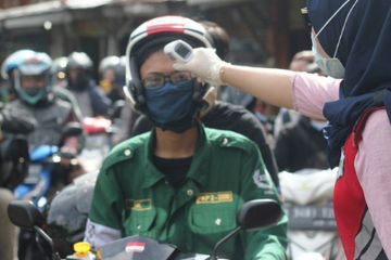 Pemeriksaan  suhu badan untuk mencegah penularan Covid-19. Demam sering dikhawatirkan, padahal punya manfaat mengurangi keparahan penyakit.