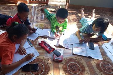 Anak-anak sedang belajar secara daring sekolah online di desa Rongkop, Gunung Kidul, Jogyakarta.