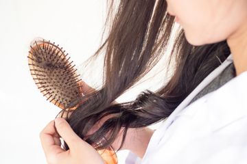 Selain Kuning Telur Putih Telur Juga Dipercaya Ampuh Atasi Kerontokan Rambut Akan Tetapi Masker Putih Telur Diperuntukkan Mengatasi Ma Perawatan Rambut Rambut
