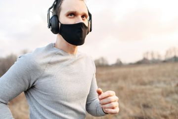 Segera Ganti Masker Berkeringat Ketika Berolahraga, Ini Alasannya