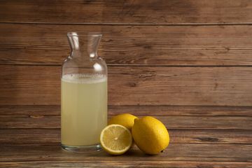 Akibat Rutin Menyemprotkan Air Lemon ke Kepalanya, Ini yang Terjadi