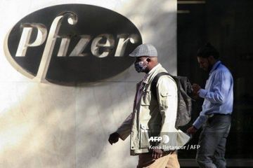 Orang-orang berjalan di dekat markas besar Pfizer di New York pada 9 November 2020. 