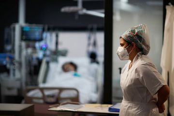 Seorang perawat bersiap untuk merawat pasien yang menderita penyakit Covid-19 di Intensive Care Unit (ICU) di rumah sakit Centre Cardiologique du Nord di Saint-Denis dekat Paris .  