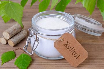 Xylitol termasuk jenis gula alkohol. Hanya memiliki kalori setengah gula biasa. Bisa dikonsumsi mereka yang menderita diabetes. Namun tetap boleh berlebihan.