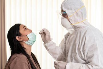 Jalani Tes Swab, Wanita Ini Diduga Alami Kebocoran Cairan Otak, Benarkah Sangat Berbahaya?