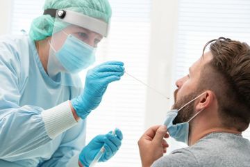 Seorang petugas medis mengambil sampel virus corona dengan metode swab atau Polymerase Chain Reaction (PCR) yang  masih menjadi tes virus corona (Covid-19) saat ini.