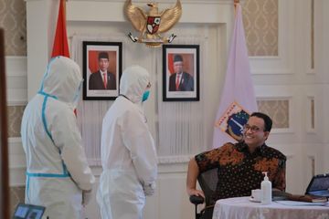 Anies Baswedan disindir warganet lantara tidak menggunakan masker saat bertemu tenaga medis dengan APD lengkap