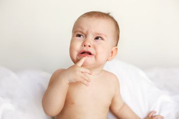 Sariawan pada bayi bisa membuatnya rewel, dapat diatasi dengan obat alami.