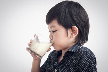 Perbedaan alergi susu sapi dan intoleransi laktosa