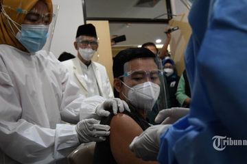 Petugas medis melakukan simulasi vaksinasi Covid-19 di RSI Jemursari, Kota Surabaya, Jawa Timur, Jumat (18/12/2020). 