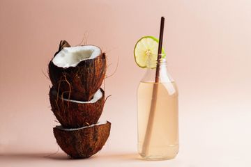 Campuran air kelapa, jeruk nipis, garam, dan madu dinilai dapat menyembuhkan Covid-19