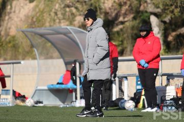 Shin Tae-Yong saat memimpin latihan timnas Indonesia U-19 di Spanyol, Senin (4/1/2021).
