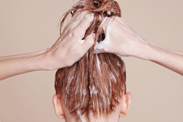 Ini Tips Mudah untuk Merawat Rambut Berwarna. Jangan Sering Keramas! - Semua Halaman - CewekBanget