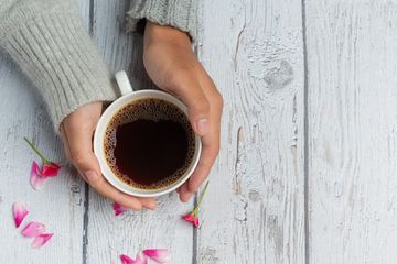 Fakta sejarah kopi yang pernah disebut WHO pemicu kanker, hingga terbukti cegah kanker dan memiliki banyak manfaat kesehatan lainnya.