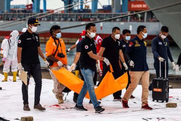Evakuasi korban dan puing pesawat Sriwijaya Air SJ-182